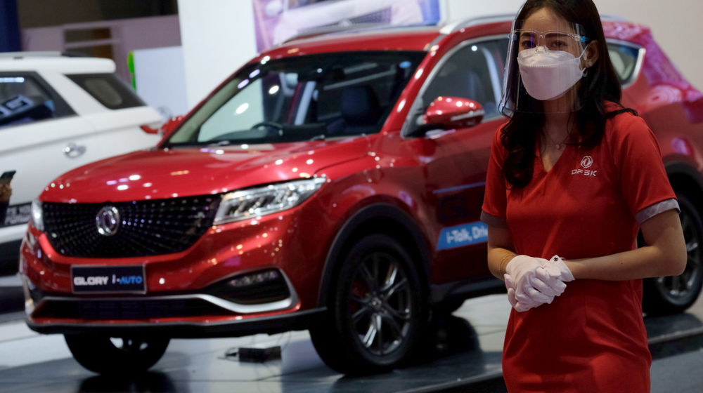 <p>Model berpose di dekat Mobil yang dipajang pada pameran Indonesia International Motor Show (IIMS) Hybrid 2021 di JiExpo Kemayoran, Jakarta, Jum’at, 16 April 2021. Foto: Ismail Pohan/TrenAsia</p>
