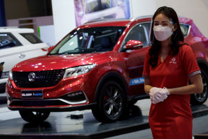 <p>Model berpose di dekat Mobil yang dipajang pada pameran Indonesia International Motor Show (IIMS) Hybrid 2021 di JiExpo Kemayoran, Jakarta, Jum’at, 16 April 2021. Foto: Ismail Pohan/TrenAsia</p>
