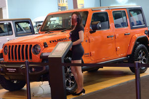 <p>Model berpose di dekat Mobil yang dipajang pada pameran Indonesia International Motor Show (IIMS) Hybrid 2021 di JiExpo Kemayoran, Jakarta, Jum’at, 16 April 2021. Foto: Ismail Pohan/TrenAsia</p>