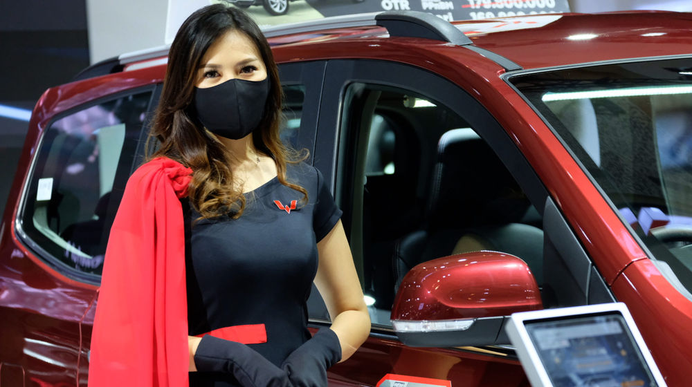 <p>Model berpose di dekat Mobil yang dipajang pada pameran Indonesia International Motor Show (IIMS) Hybrid 2021 di JiExpo Kemayoran, Jakarta, Jum’at, 16 April 2021. Foto: Ismail Pohan/TrenAsia</p>
