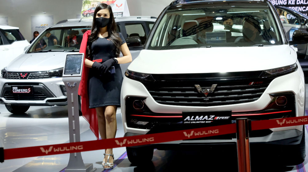 <p>Model berpose di dekat Mobil yang dipajang pada pameran Indonesia International Motor Show (IIMS) Hybrid 2021 di JiExpo Kemayoran, Jakarta, Jum’at, 16 April 2021. Foto: Ismail Pohan/TrenAsia</p>
