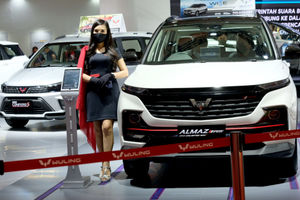 <p>Model berpose di dekat Mobil yang dipajang pada pameran Indonesia International Motor Show (IIMS) Hybrid 2021 di JiExpo Kemayoran, Jakarta, Jum’at, 16 April 2021. Foto: Ismail Pohan/TrenAsia</p>
