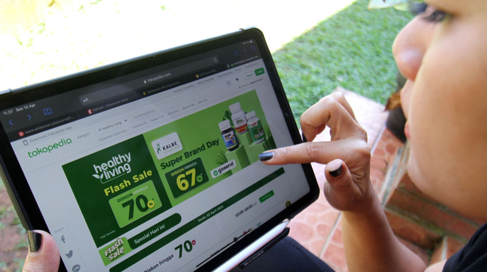 <p>Nampak seorang pelanggan tengah melakukan transaksi melalui aplikasi Tokopedia dengan promo pengantaran dari aplikasi Gosend, PT Gojek Indonesia dan PT Tokopedia dikabarkan tengah mencari kesepakatan untuk melakukan merger. Foto : Panji Asmoro/TrenAsia</p>
