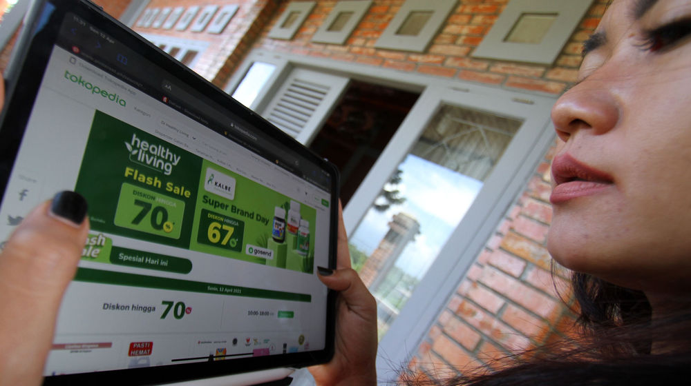 <p>Nampak seorang pelanggan tengah melakukan transaksi melalui aplikasi Tokopedia dengan promo pengantaran dari aplikasi Gosend, PT Gojek Indonesia dan PT Tokopedia dikabarkan tengah mencari kesepakatan untuk melakukan merger. Foto : Panji Asmoro/TrenAsia</p>
