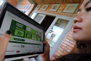 <p>Nampak seorang pelanggan tengah melakukan transaksi melalui aplikasi Tokopedia dengan promo pengantaran dari aplikasi Gosend, PT Gojek Indonesia dan PT Tokopedia dikabarkan tengah mencari kesepakatan untuk melakukan merger. Foto : Panji Asmoro/TrenAsia</p>
