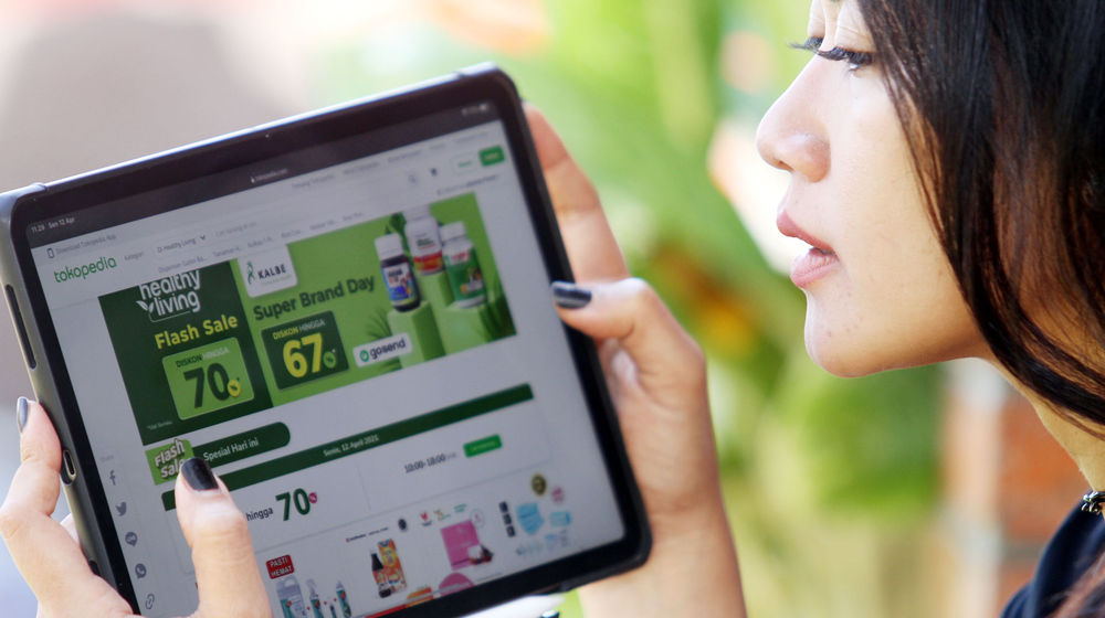 <p>Nampak seorang pelanggan tengah melakukan transaksi melalui aplikasi Tokopedia dengan promo pengantaran dari aplikasi Gosend, PT Gojek Indonesia dan PT Tokopedia dikabarkan tengah mencari kesepakatan untuk melakukan merger. Foto : Panji Asmoro/TrenAsia</p>
