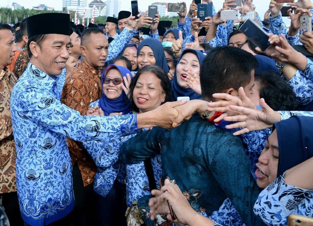 Presiden Joko Widodo (Jokowi) bersama aparatur sipil negara (ASN).
