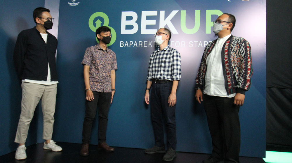 <p>Dari ki-ka : Pengurus Inti Coworking ID &amp; Ketua Pelaksana BEKUP 2021 Tahapan Accelerate Andi Saptari –  Chief Executive Officer Atourin Benarivo Putra – Senior VP Digital Innovation Solutions BCA Adi Prasetyo – Koordinator Aplikasi, Direktorat Aplikasi dan Tata Kelola Ekonomi Digital, Deputi Bidang Ekonomi Digital dan Produk Kreatif Muhammad Azhar Iskandar Zainal, MBA berbincang usai acara Press Kick Off Baparekraf for Startup (BEKUP) 2021 di Jakarta , Selasa 28 April 2021. Foto : Panji Asmoro/TrenAsia</p>
