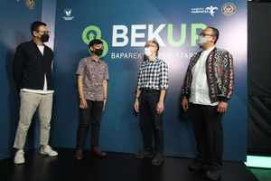<p>Dari ki-ka : Pengurus Inti Coworking ID &amp; Ketua Pelaksana BEKUP 2021 Tahapan Accelerate Andi Saptari –  Chief Executive Officer Atourin Benarivo Putra – Senior VP Digital Innovation Solutions BCA Adi Prasetyo – Koordinator Aplikasi, Direktorat Aplikasi dan Tata Kelola Ekonomi Digital, Deputi Bidang Ekonomi Digital dan Produk Kreatif Muhammad Azhar Iskandar Zainal, MBA berbincang usai acara Press Kick Off Baparekraf for Startup (BEKUP) 2021 di Jakarta , Selasa 28 April 2021. Foto : Panji Asmoro/TrenAsia</p>
