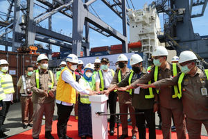 <p>Menteri Koordinator Pembangunan Manusia dan Kebudayaan Muhajir Efendi dan Menteri Pertanian Syahrul Yasin Limpo melepas ekspor komoditas pertanian senilai Rp 220,4 miliar di Terminal Kontainer Jakarta Internasional (JICT), Pelabuhan Tanjung Priok, Jakarta, Jumat, 2 April 2021.</p>
