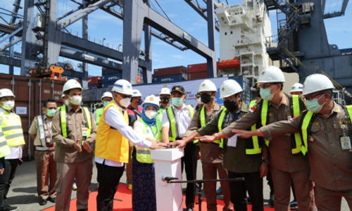 <p>Menteri Koordinator Pembangunan Manusia dan Kebudayaan Muhajir Efendi dan Menteri Pertanian Syahrul Yasin Limpo melepas ekspor komoditas pertanian senilai Rp 220,4 miliar di Terminal Kontainer Jakarta Internasional (JICT), Pelabuhan Tanjung Priok, Jakarta, Jumat, 2 April 2021.</p>
