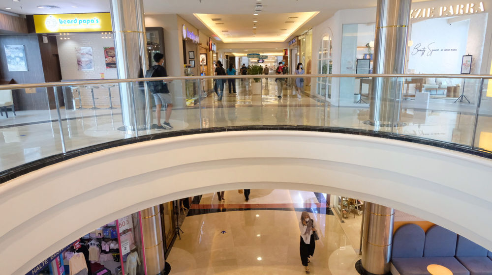 <p>Pengunjung melintas di area Pondok Indah Mall (PIM), Jakarta Selatan, Selasa, 20 April 2021. Foto: Ismail Pohan/TrenAsia</p>
