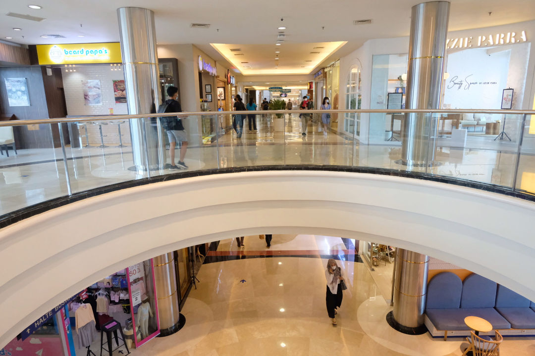 <p>Pengunjung melintas di area Pondok Indah Mall (PIM), Jakarta Selatan, Selasa, 20 April 2021. Foto: Ismail Pohan/TrenAsia</p>
