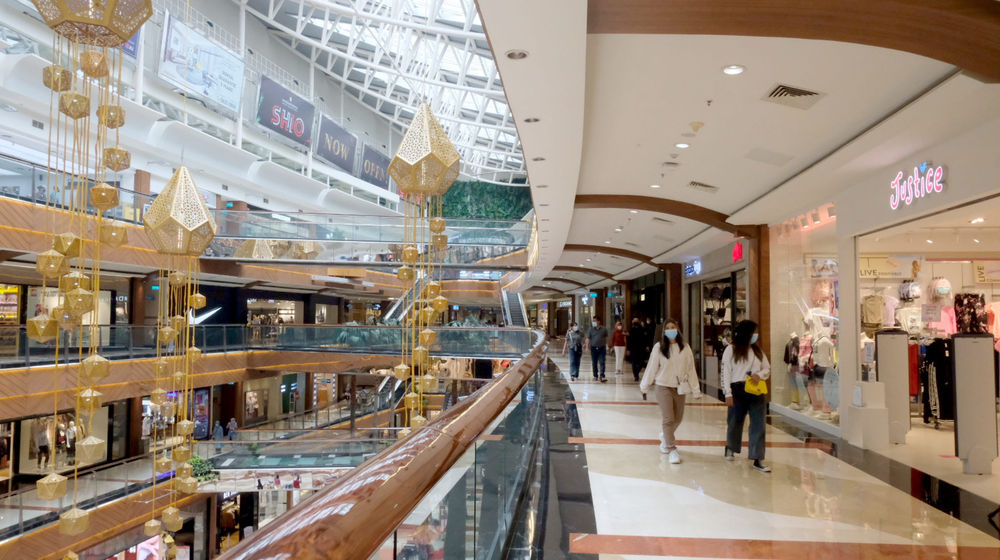 <p>Pengunjung melintas di area Pondok Indah Mall (PIM), Jakarta Selatan, Selasa, 20 April 2021. Foto: Ismail Pohan/TrenAsia</p>
