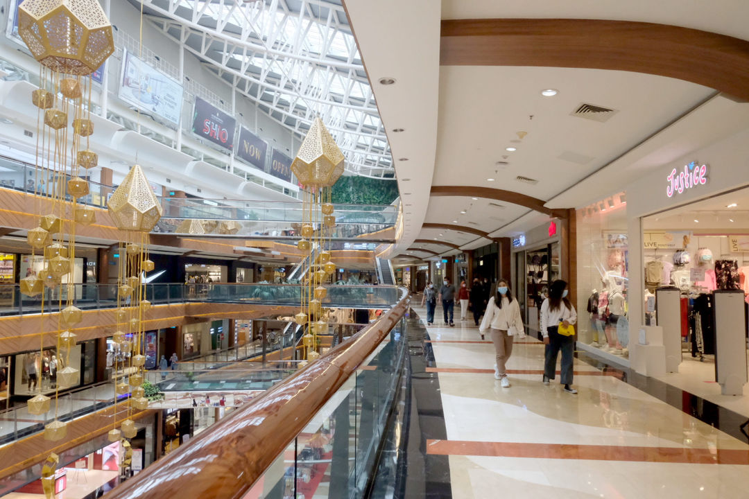 <p>Pengunjung melintas di area Pondok Indah Mall (PIM), Jakarta Selatan, Selasa, 20 April 2021. Foto: Ismail Pohan/TrenAsia</p>
