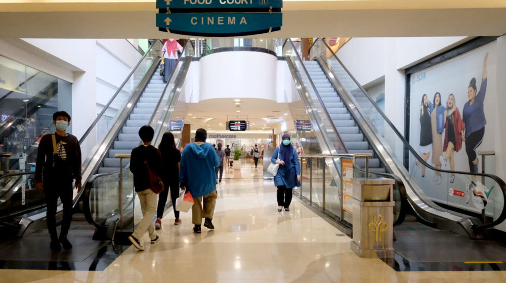 <p>Pengunjung melintas di area Pondok Indah Mall (PIM), Jakarta Selatan, Selasa, 20 April 2021. Foto: Ismail Pohan/TrenAsia</p>
