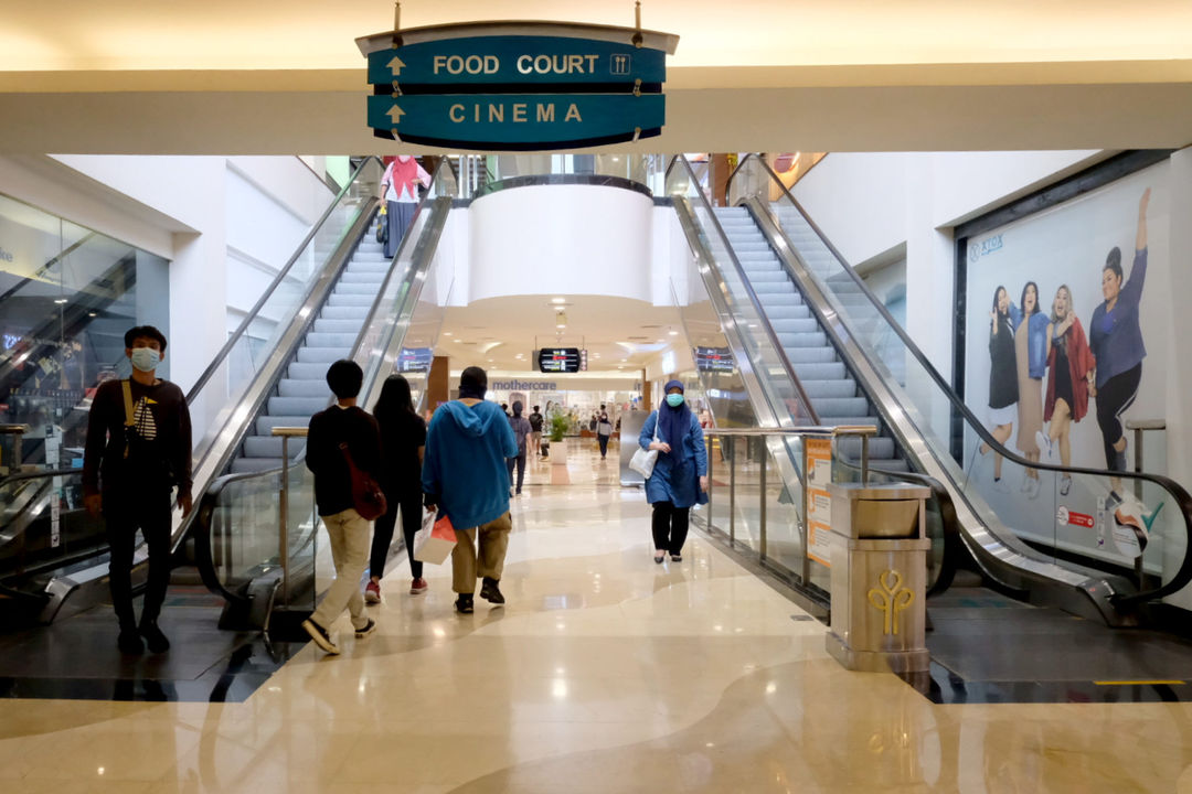 <p>Pengunjung melintas di area Pondok Indah Mall (PIM), Jakarta Selatan, Selasa, 20 April 2021. Foto: Ismail Pohan/TrenAsia</p>
