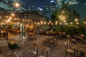 <p>Club Lucy in The Sky milik PT Lima Dua Lima Tiga Tbk di kawasan SCBD Jakarta / Manual.co.id</p>