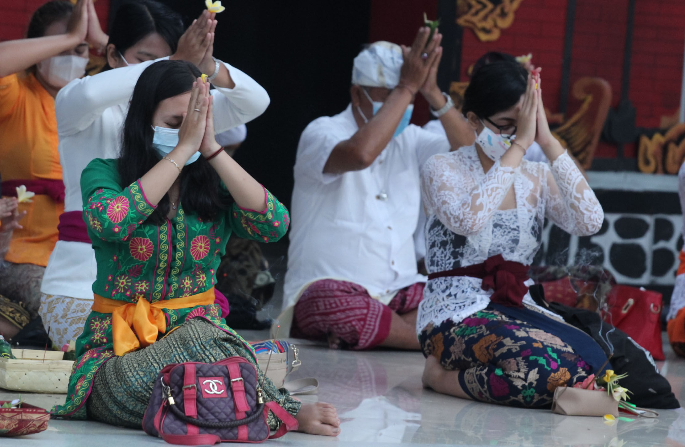 <p>Nampak sejumlah umat Hindu melakukan persembahyangan Hari Raya Galungan di Pura Kerta Jaya, Kota Tangerang , Rabu 14 April 2021. Foto : Panji Asmoro/TrenAsia.</p>
