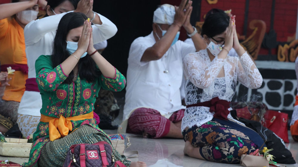 <p>Nampak sejumlah umat Hindu melakukan persembahyangan Hari Raya Galungan di Pura Kerta Jaya, Kota Tangerang , Rabu 14 April 2021. Foto : Panji Asmoro/TrenAsia.</p>