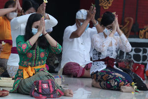 <p>Nampak sejumlah umat Hindu melakukan persembahyangan Hari Raya Galungan di Pura Kerta Jaya, Kota Tangerang , Rabu 14 April 2021. Foto : Panji Asmoro/TrenAsia.</p>
