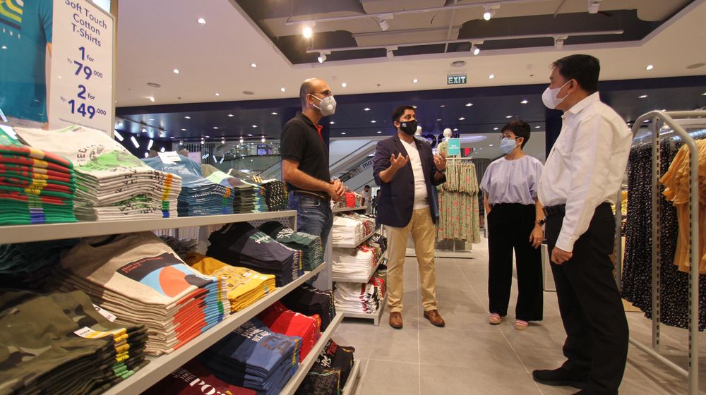 <p>Country Head Landmark Group Indonesia Rajesh Kulkarni – Operation Manager Max Fashions Indonesia Raju Nayak – Associate Director, Head Of Commercial Lippo Malls Indonesia Rita Yovita – Chief Executive Director Lippo Malls Indonesia Eddy Mumin saat acara Grand Opening Max Fashion Store di Lippo Mal Puri Jakarta Barat , Jumat 23 April 2021. Foto : Panji Asmoro/TrenAsia</p>
