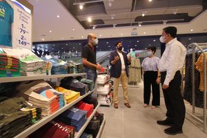 <p>Country Head Landmark Group Indonesia Rajesh Kulkarni – Operation Manager Max Fashions Indonesia Raju Nayak – Associate Director, Head Of Commercial Lippo Malls Indonesia Rita Yovita – Chief Executive Director Lippo Malls Indonesia Eddy Mumin saat acara Grand Opening Max Fashion Store di Lippo Mal Puri Jakarta Barat , Jumat 23 April 2021. Foto : Panji Asmoro/TrenAsia</p>