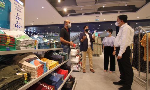 <p>Country Head Landmark Group Indonesia Rajesh Kulkarni – Operation Manager Max Fashions Indonesia Raju Nayak – Associate Director, Head Of Commercial Lippo Malls Indonesia Rita Yovita – Chief Executive Director Lippo Malls Indonesia Eddy Mumin saat acara Grand Opening Max Fashion Store di Lippo Mal Puri Jakarta Barat , Jumat 23 April 2021. Foto : Panji Asmoro/TrenAsia</p>
