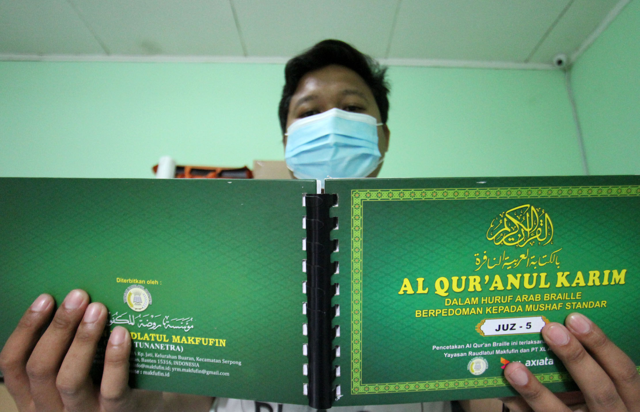 <p>Sejumlah santri tengah menyelesaikan pembuatan  Al Quran Braille dengan sistem komputer di kawasan Ciater Tangerang Selatan , Minggu 18 April 2021. Foto : Panji Asmoro/TrenAsia</p>
