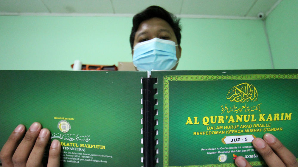 <p>Sejumlah santri tengah menyelesaikan pembuatan  Al Quran Braille dengan sistem komputer di kawasan Ciater Tangerang Selatan , Minggu 18 April 2021. Foto : Panji Asmoro/TrenAsia</p>
