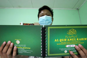 <p>Sejumlah santri tengah menyelesaikan pembuatan  Al Quran Braille dengan sistem komputer di kawasan Ciater Tangerang Selatan , Minggu 18 April 2021. Foto : Panji Asmoro/TrenAsia</p>
