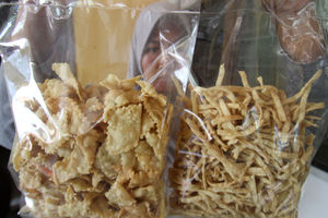 <p>Keluarga Asroni tengah menyelesaikan pesanan pembuatan kue tradisional biji ketapang di kawasan Buaran,Serpong,Tangerang Selatan, Sabtu 24 April 2021. Foto : Panji Asmoro/TrenAsia</p>