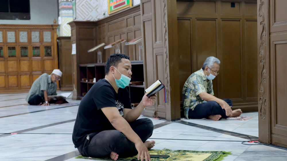 <p>Umat muslim mengisi waktu puasa dengan membaca Al’Quran melalui gawai di Masjid Cut Meutia, Jakarta, Kamis, 15 April 2021. Foto: Ismail Pohan/TrenAsia</p>
