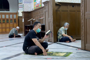 <p>Umat muslim mengisi waktu puasa dengan membaca Al’Quran melalui gawai di Masjid Cut Meutia, Jakarta, Kamis, 15 April 2021. Foto: Ismail Pohan/TrenAsia</p>
