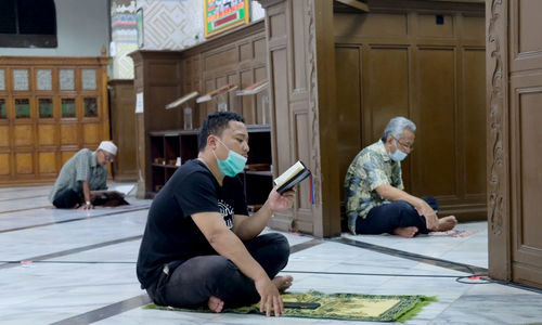 <p>Umat muslim mengisi waktu puasa dengan membaca Al’Quran melalui gawai di Masjid Cut Meutia, Jakarta, Kamis, 15 April 2021. Foto: Ismail Pohan/TrenAsia</p>