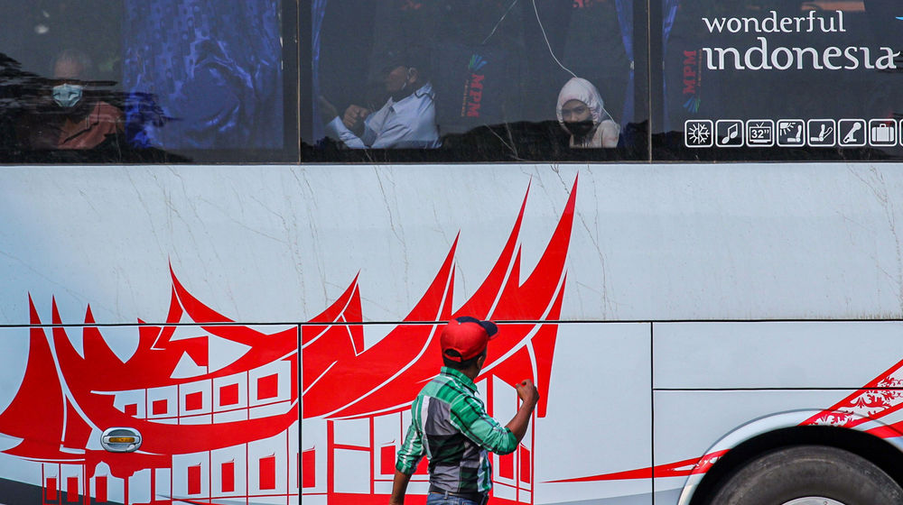 <p>Nampak sejumlah calon penumpang bersiap menaiki bus di Terminal Poris Plawad, Kecamatan Cipondoh, Kota Tangerang, Kamis 22 April 2021. Foto : Panji Asmoro/TrenAsia</p>