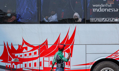 <p>Nampak sejumlah calon penumpang bersiap menaiki bus di Terminal Poris Plawad, Kecamatan Cipondoh, Kota Tangerang, Kamis 22 April 2021. Foto : Panji Asmoro/TrenAsia</p>
