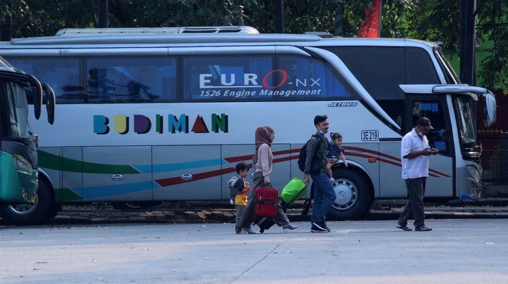<p>Nampak sejumlah calon penumpang bersiap menaiki bus di Terminal Poris Plawad, Kecamatan Cipondoh, Kota Tangerang, Kamis 22 April 2021. Foto : Panji Asmoro/TrenAsia</p>

