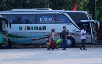 <p>Nampak sejumlah calon penumpang bersiap menaiki bus di Terminal Poris Plawad, Kecamatan Cipondoh, Kota Tangerang, Kamis 22 April 2021. Foto : Panji Asmoro/TrenAsia</p>
