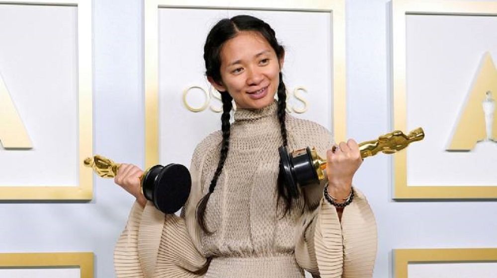 <p>Chloé Zhao adalah wanita kulit berwarna pertama yang memenangkan penghargaan Sutradara Terbaik, untuk ‘Nomadland’. Dia juga membawa pulang hadiah utama malam itu untuk Film Terbaik Oscar 2021 / Reuters</p>