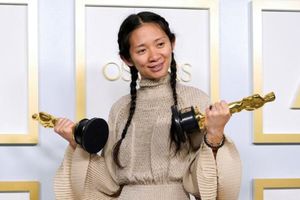 <p>Chloé Zhao adalah wanita kulit berwarna pertama yang memenangkan penghargaan Sutradara Terbaik, untuk ‘Nomadland’. Dia juga membawa pulang hadiah utama malam itu untuk Film Terbaik Oscar 2021 / Reuters</p>
