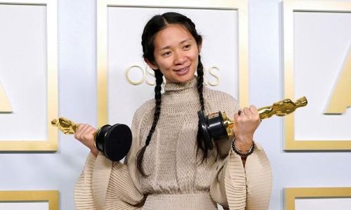 <p>Chloé Zhao adalah wanita kulit berwarna pertama yang memenangkan penghargaan Sutradara Terbaik, untuk ‘Nomadland’. Dia juga membawa pulang hadiah utama malam itu untuk Film Terbaik Oscar 2021 / Reuters</p>
