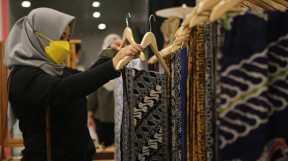 <p>Nampak pengunjung mengamati barang-barang hasil UMKM yang dijual dalam Pameran Gallery Banten,Sabtu 3 Maret 2021. Foto : Panji Asmoro/TrenAsia</p>
