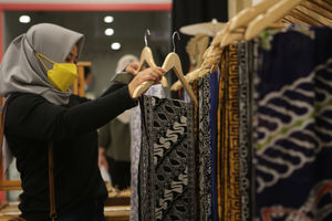 <p>Nampak pengunjung mengamati barang-barang hasil UMKM yang dijual dalam Pameran Gallery Banten,Sabtu 3 Maret 2021. Foto : Panji Asmoro/TrenAsia</p>