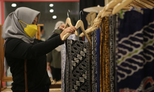 <p>Nampak pengunjung mengamati barang-barang hasil UMKM yang dijual dalam Pameran Gallery Banten,Sabtu 3 Maret 2021. Foto : Panji Asmoro/TrenAsia</p>
