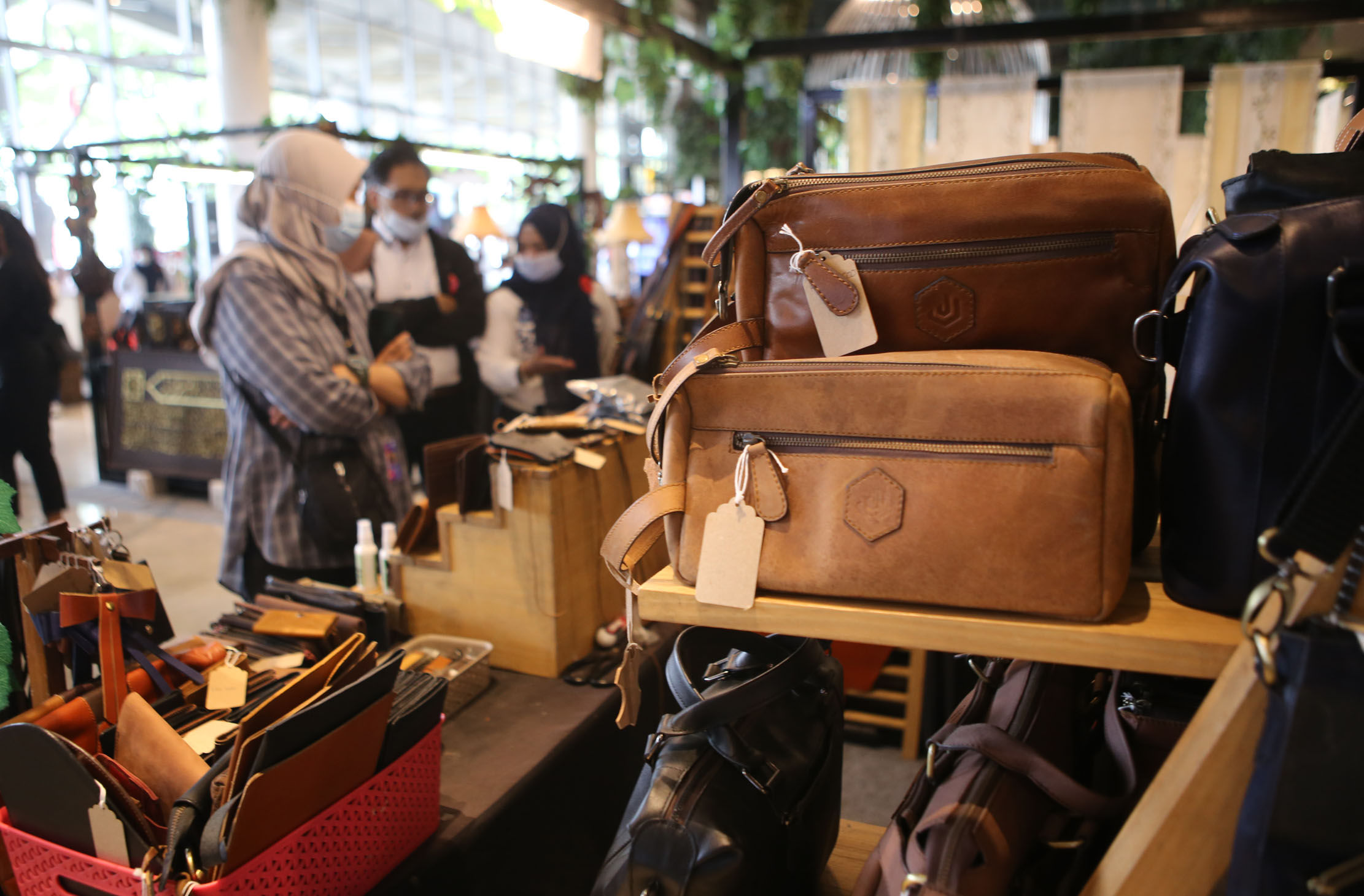 <p>Nampak pengunjung mengamati barang-barang hasil UMKM yang dijual dalam Pameran Gallery Banten,Sabtu 3 Maret 2021. Foto : Panji Asmoro/TrenAsia</p>

