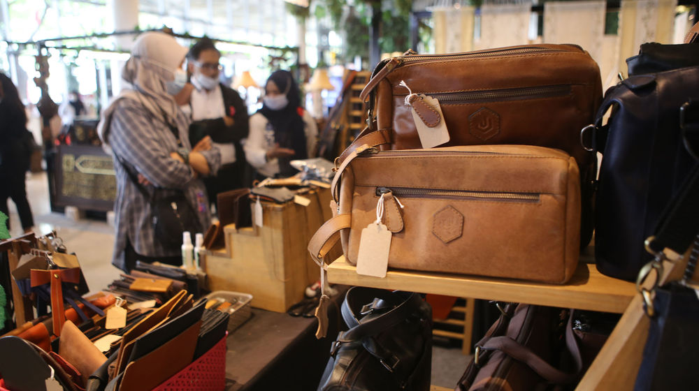 <p>Nampak pengunjung mengamati barang-barang hasil UMKM yang dijual dalam Pameran Gallery Banten,Sabtu 3 Maret 2021. Foto : Panji Asmoro/TrenAsia</p>
