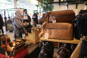 <p>Nampak pengunjung mengamati barang-barang hasil UMKM yang dijual dalam Pameran Gallery Banten,Sabtu 3 Maret 2021. Foto : Panji Asmoro/TrenAsia</p>
