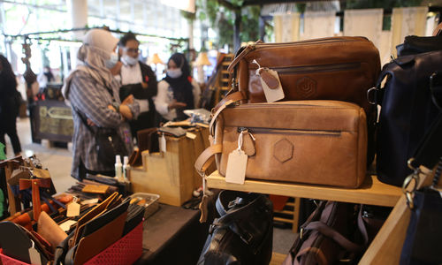 <p>Nampak pengunjung mengamati barang-barang hasil UMKM yang dijual dalam Pameran Gallery Banten,Sabtu 3 Maret 2021. Foto : Panji Asmoro/TrenAsia</p>