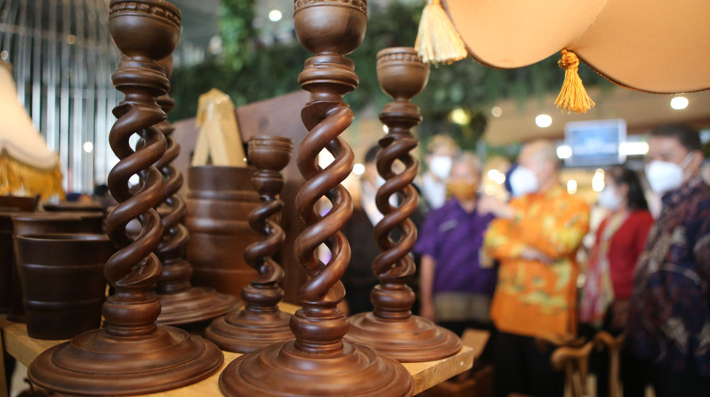 <p>Nampak pengunjung mengamati barang-barang hasil UMKM yang dijual dalam Pameran Gallery Banten,Sabtu 3 Maret 2021. Foto : Panji Asmoro/TrenAsia</p>
